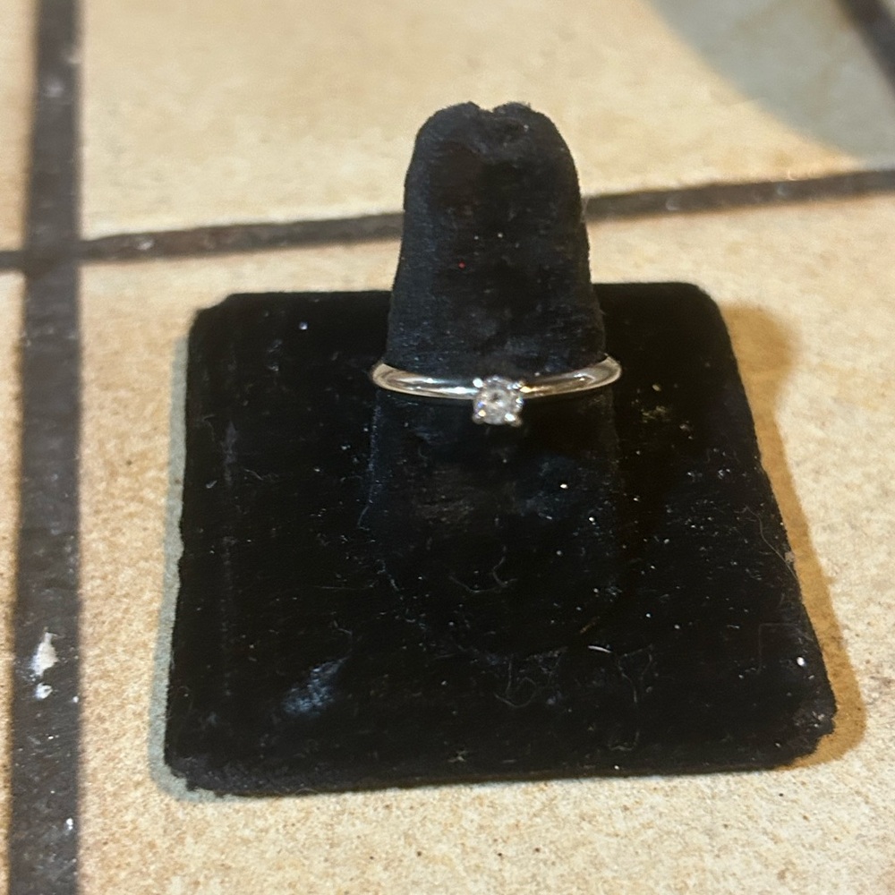 Elegant white gold Ring with Diamond Accent